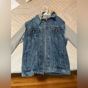 Great denim jacket!! Worn a couple times but in great quality. Size M